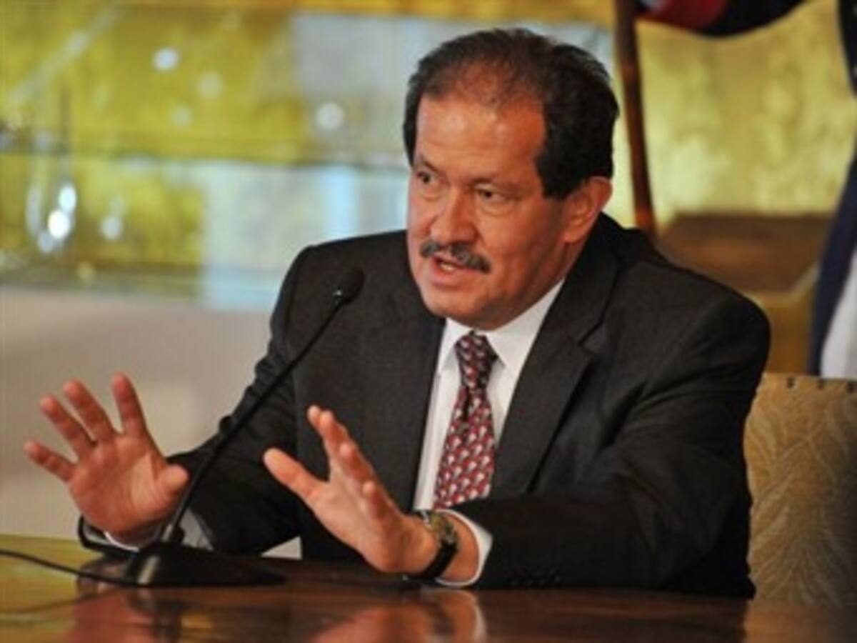 Si resulta elegido en la OIT Angelino Garzón pedirá que Santos delimite sus funciones