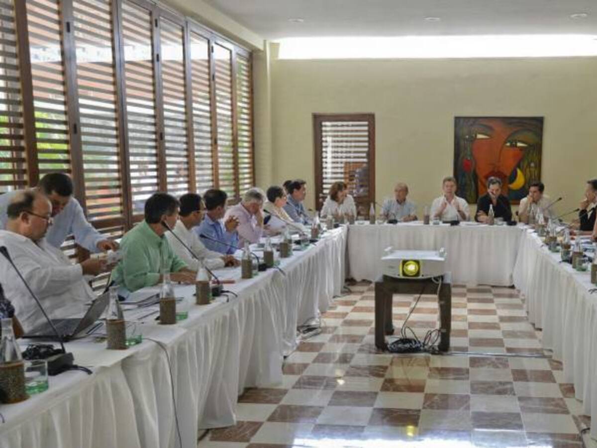 Convocan a extras al Congreso para dar facultades al presidente de cara a desmovilización de las Farc
