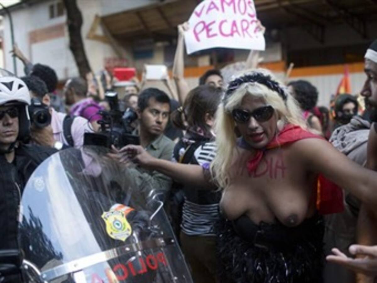 Marcha feminista partió de playas de Copacabana antes de vigilia papal de JMJ