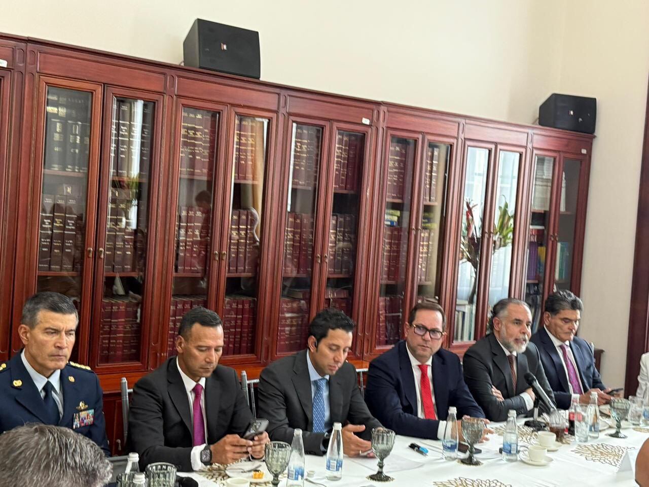 Presidente del Congreso en reunión con ministros. Cortesía: X Lidio García