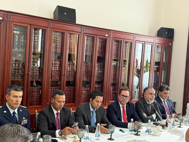 Presidente del Congreso en reunión con ministros. Cortesía: X Lidio García