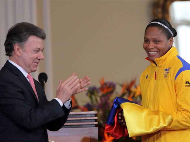Yuri Alvear recibió la bandera nacional antes de viajar a los Suramericanos