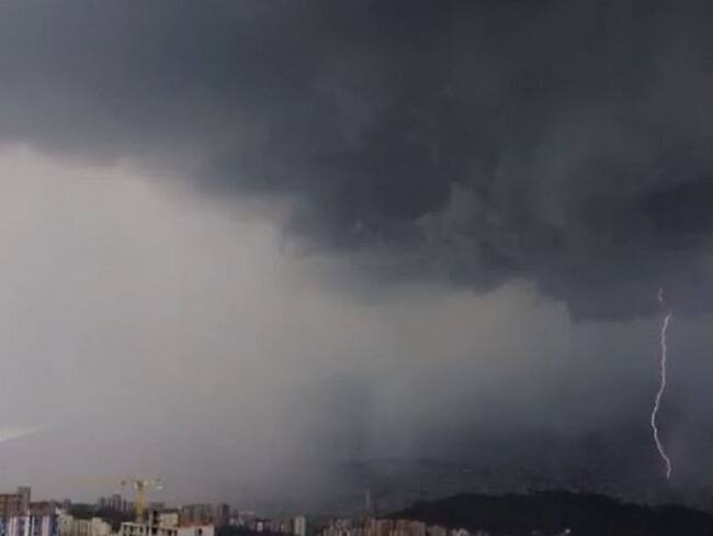 Cuando manipulaba el celular, un campesino fue impactado por un rayo