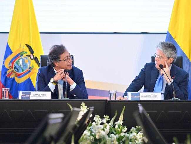 EDITORIAL USE ONLY â MANDATORY CREDIT - "COLOMBIAN PRESS OFFICE / HANDOUT" - NO MARKETING NO ADVERTISING CAMPAIGNS - DISTRIBUTED AS A SERVICE TO CLIENTS----) The president of Ecuador, Guillermo Lasso (R) and the Colombian President, Gustavo Petro (L) are seen during their meeting at the Ecuadorian border city of Tulcan with the aim of consolidating the bilateral relationship, especially on the common border in Tulcan, Educador on January 31, 2023. (Photo by Colombian Press Office / Handout/Anadolu Agency via Getty Images)