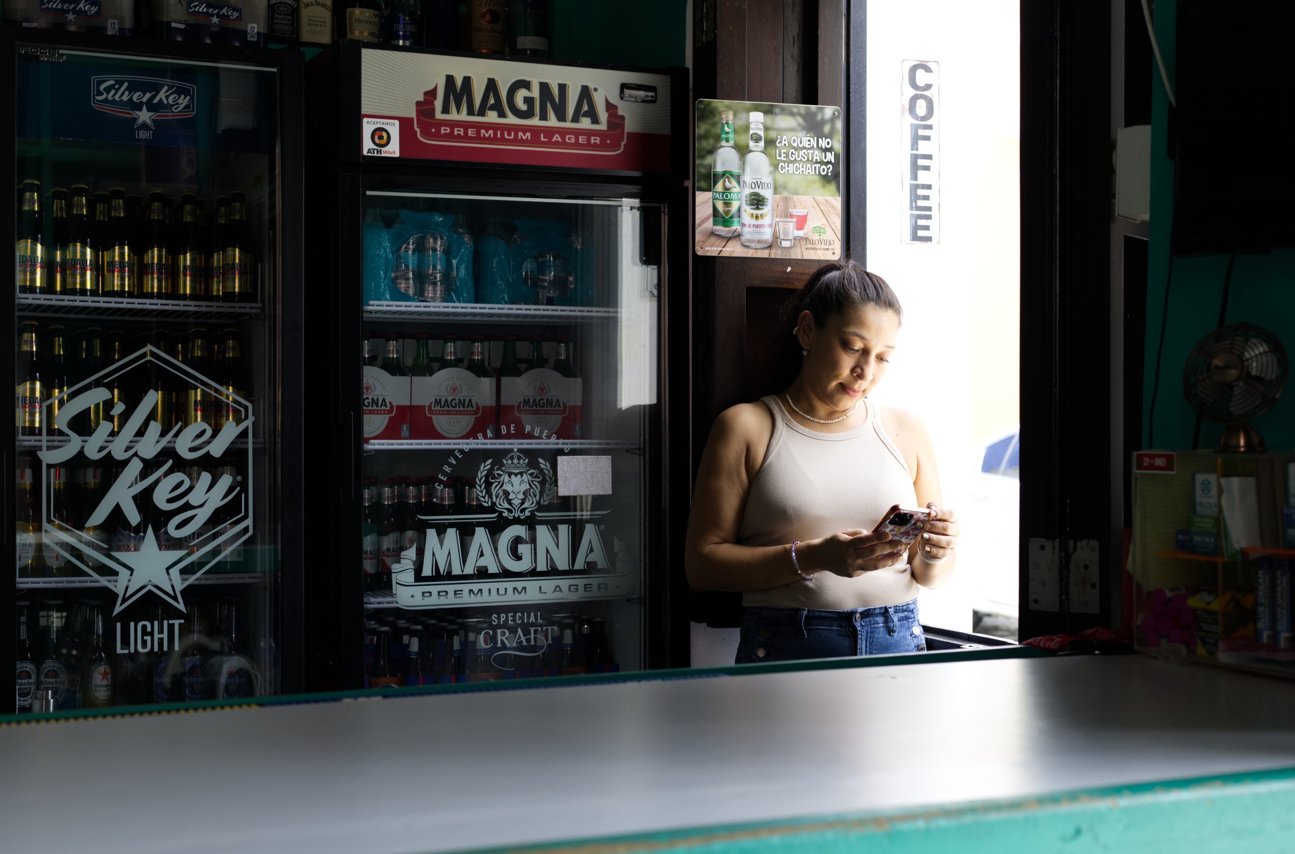 Una camarera trabaja en un comercio durante un apagón este miércoles, en San Juan (Puerto Rico). Más de 300.000 clientes de Puerto Rico, el 20 % del total, se quedaron este miércoles sin servicio de luz, según los datos de LUMA Energy, empresa a cargo de la transmisión y distribución de la energía eléctrica en la isla. EFE/ Thais Llorca