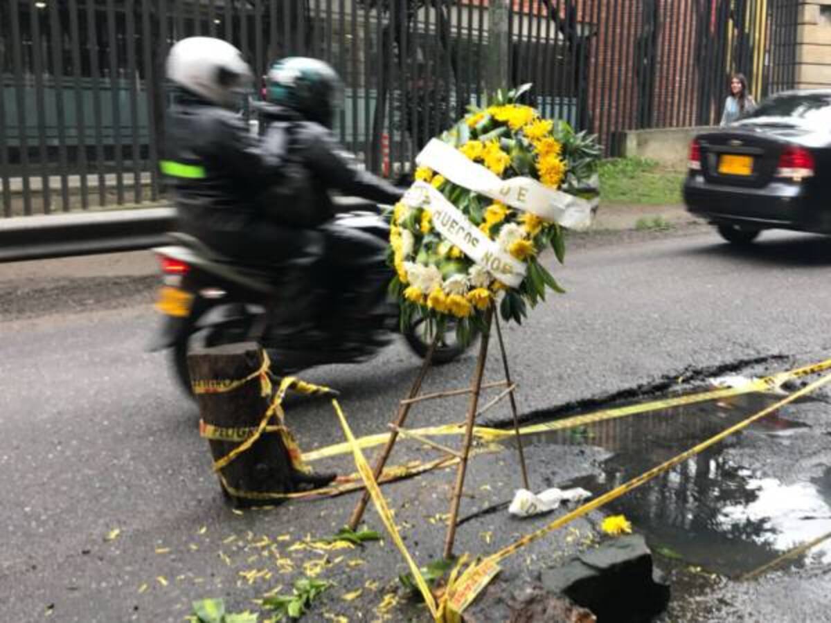 Con coronas fúnebres le piden a Peñalosa que tape los huecos en Bogotá