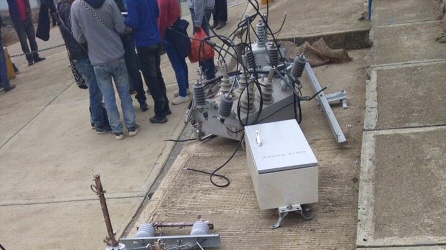 Según la empresa, terceros manipularon la red de media tensión y desconectaron un equipo reconectador en zona rural, lo que generó fallas en la prestación del servicio. Foto: Compañía Energética de Occidente