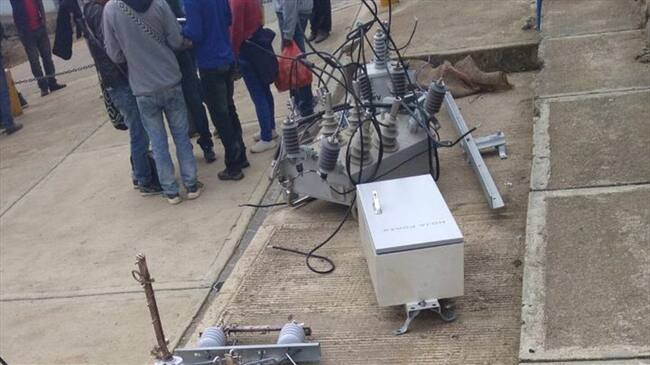 Según la empresa, terceros manipularon la red de media tensión y desconectaron un equipo reconectador en zona rural, lo que generó fallas en la prestación del servicio. Foto: Compañía Energética de Occidente