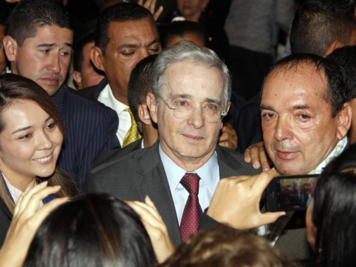 Uribe ya no quiere su foto en el logo del partido