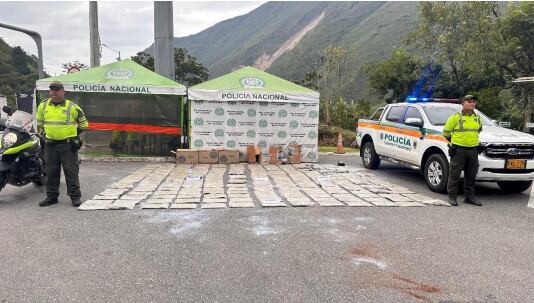 Fueron incautados 104 kilos de marihuana,que transportaban camuflados en un
camión de encomiendas.