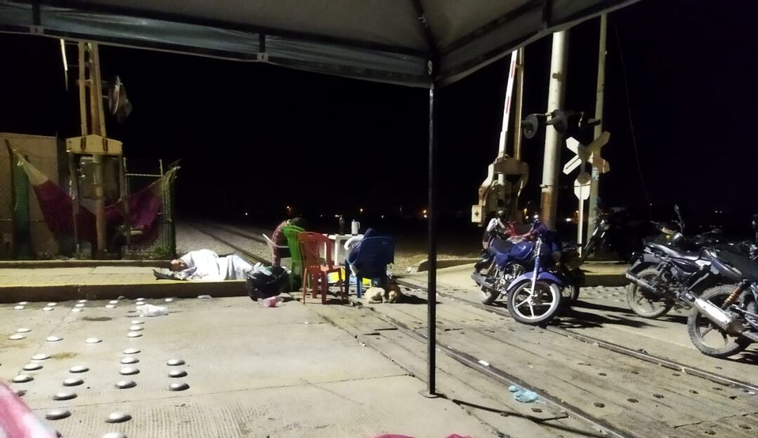 Profesores durmiendo en la vía férrea.