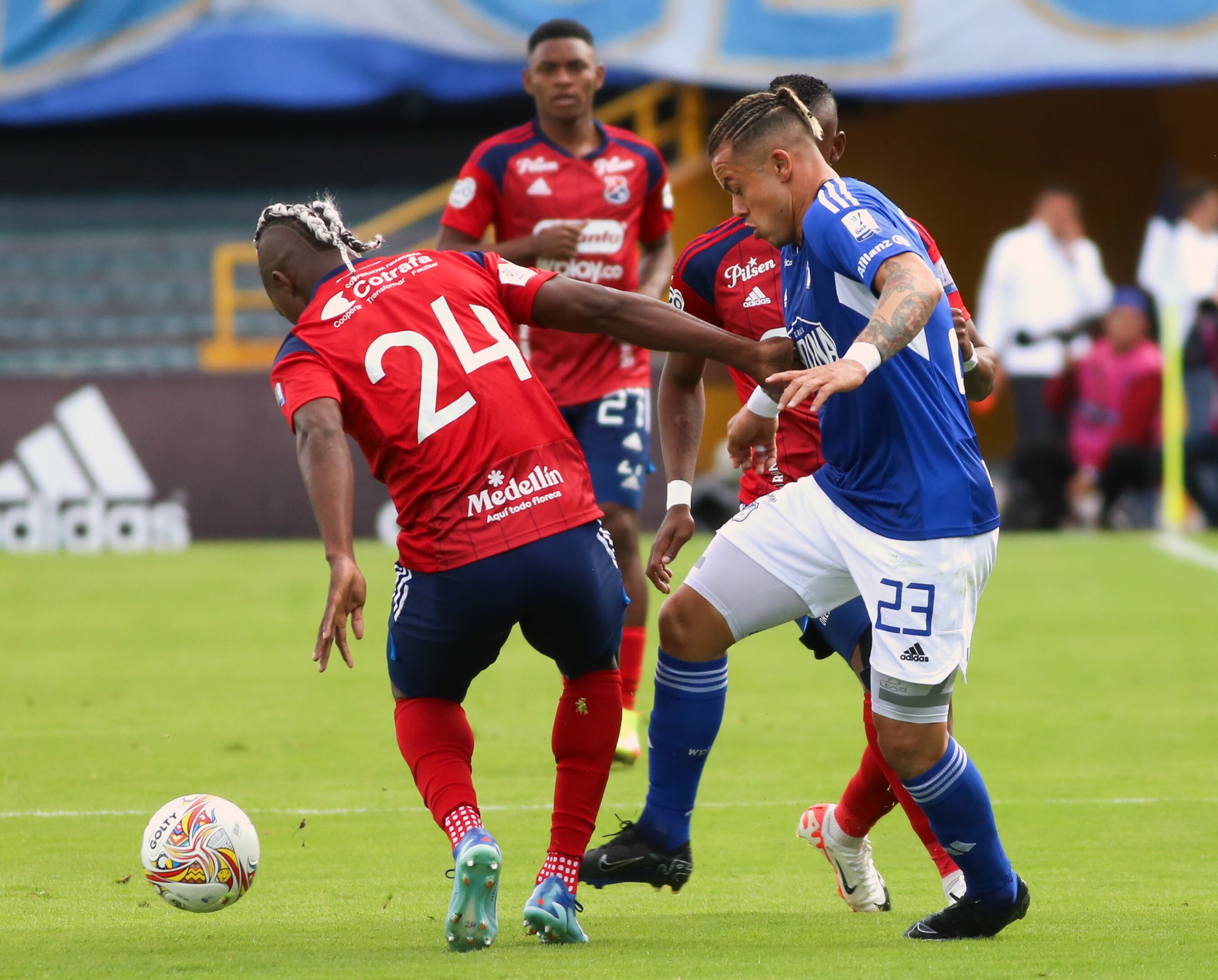 Leonardo Castro (Millonarios) disputa un balón con José Ortiz (Medellín). (Photo by Daniel Garzon Herazo/NurPhoto via Getty Images)