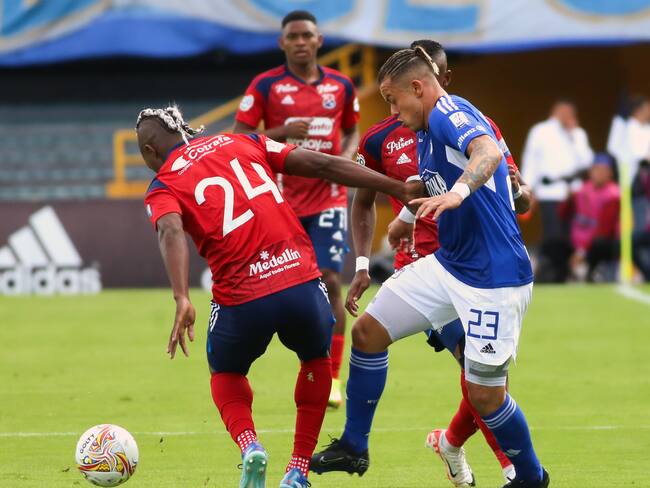 Leonardo Castro (Millonarios) disputa un balón con José Ortiz (Medellín). (Photo by Daniel Garzon Herazo/NurPhoto via Getty Images)
