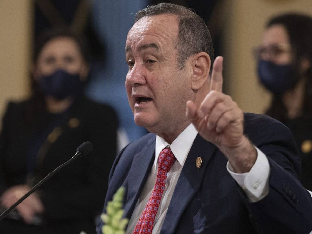 Giammattei pide “cordura” a Petro y dice que no hay persecución a Velásquez