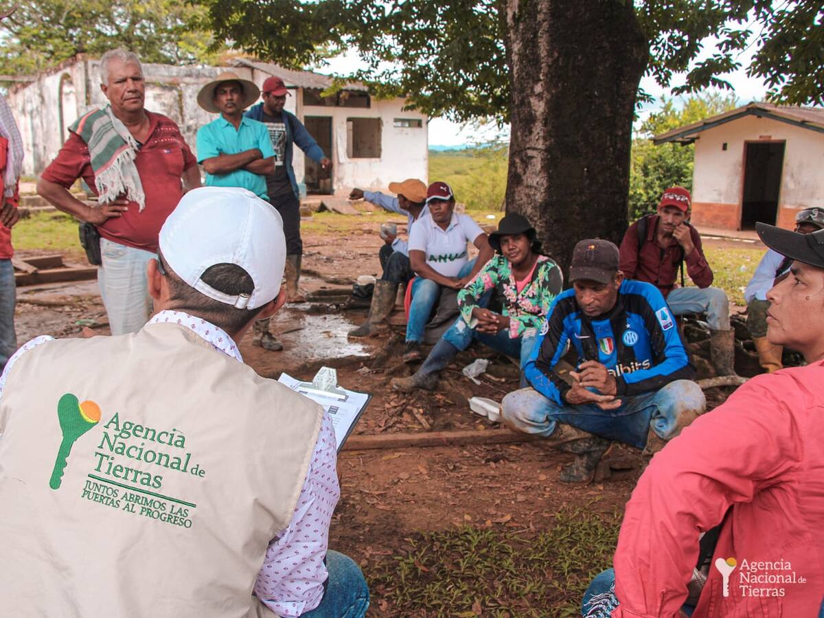 Ratifican entrega material del predio Las Jaguas a campesinos del municipio de Ayapel