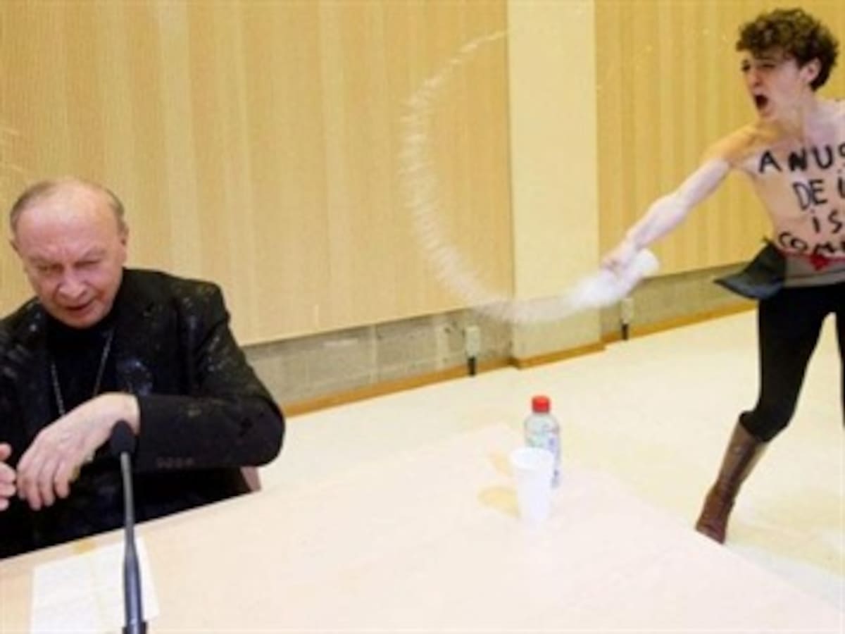 Activistas de Femen arrojan agua bendita al jefe de la Iglesia católica belga