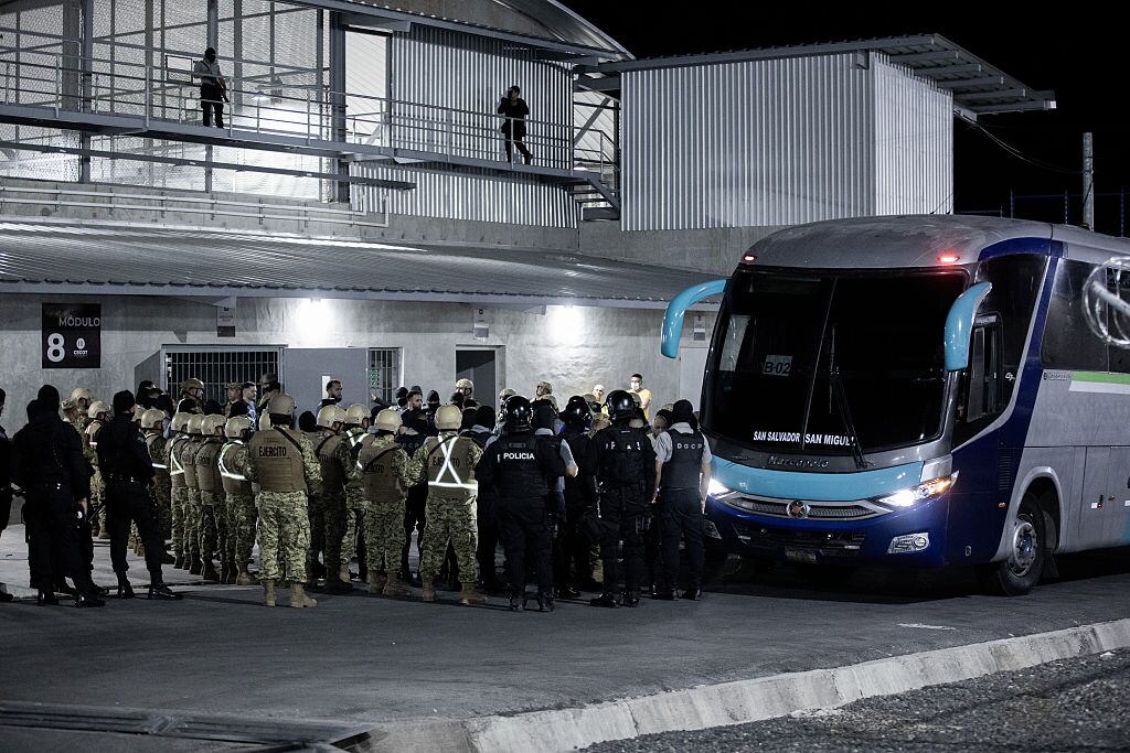 Venezolanos repatriados desde El Salvador a su país. Foto: Oficina de prensa de la Presidencia de El Salvador / Anadolu via Getty Images