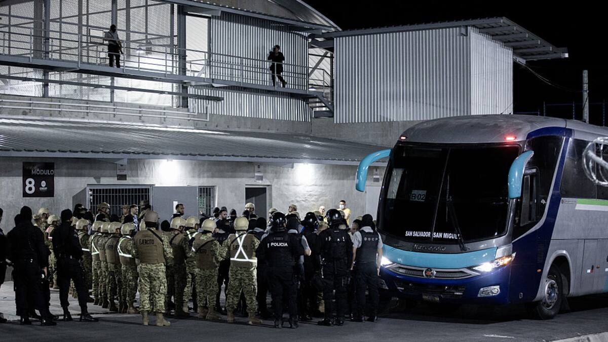 “EE.UU. debe pagar el daño que nos hizo”: maquillador venezolano deportado a El Salvador
