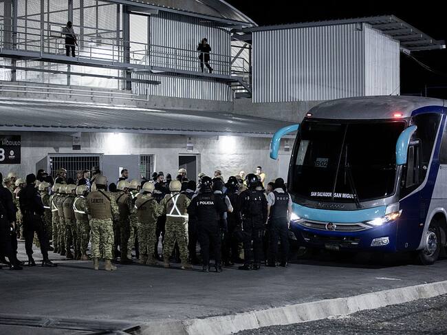 Venezolanos repatriados desde El Salvador a su país. Foto: Oficina de prensa de la Presidencia de El Salvador / Anadolu via Getty Images