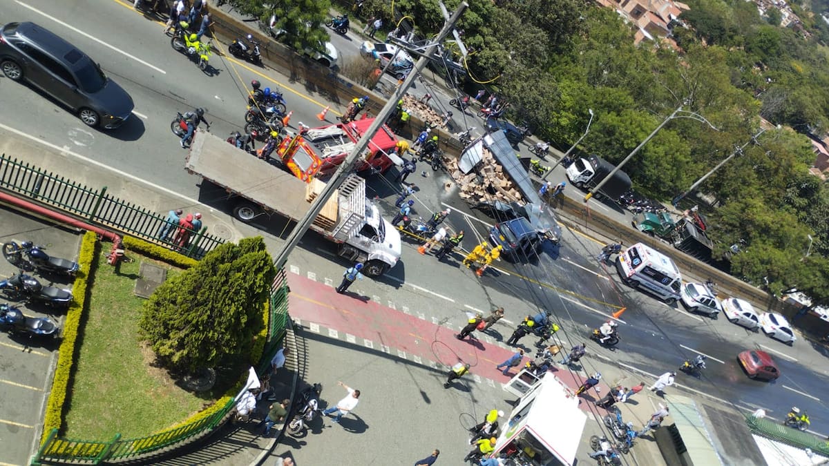 Dos muertos dejó grave accidente de un camión que transportaba ron en Copacabana