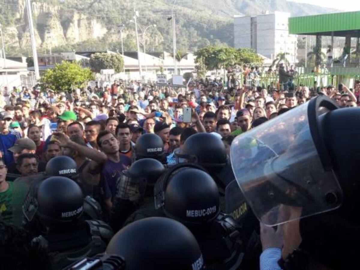 Gerente de Centroabastos ofrece renuncia en plena manifestación pública