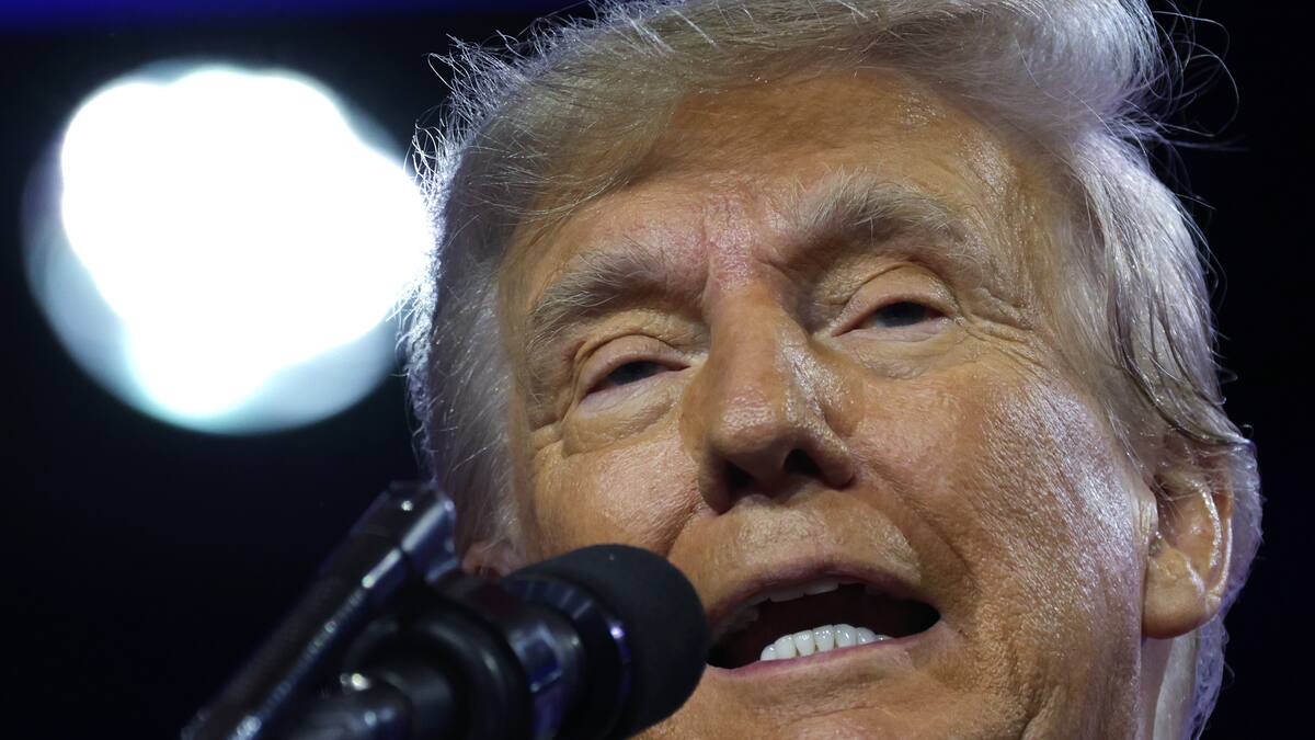 Trump participa en una canción con prisioneros del 6 de enero y pide justicia