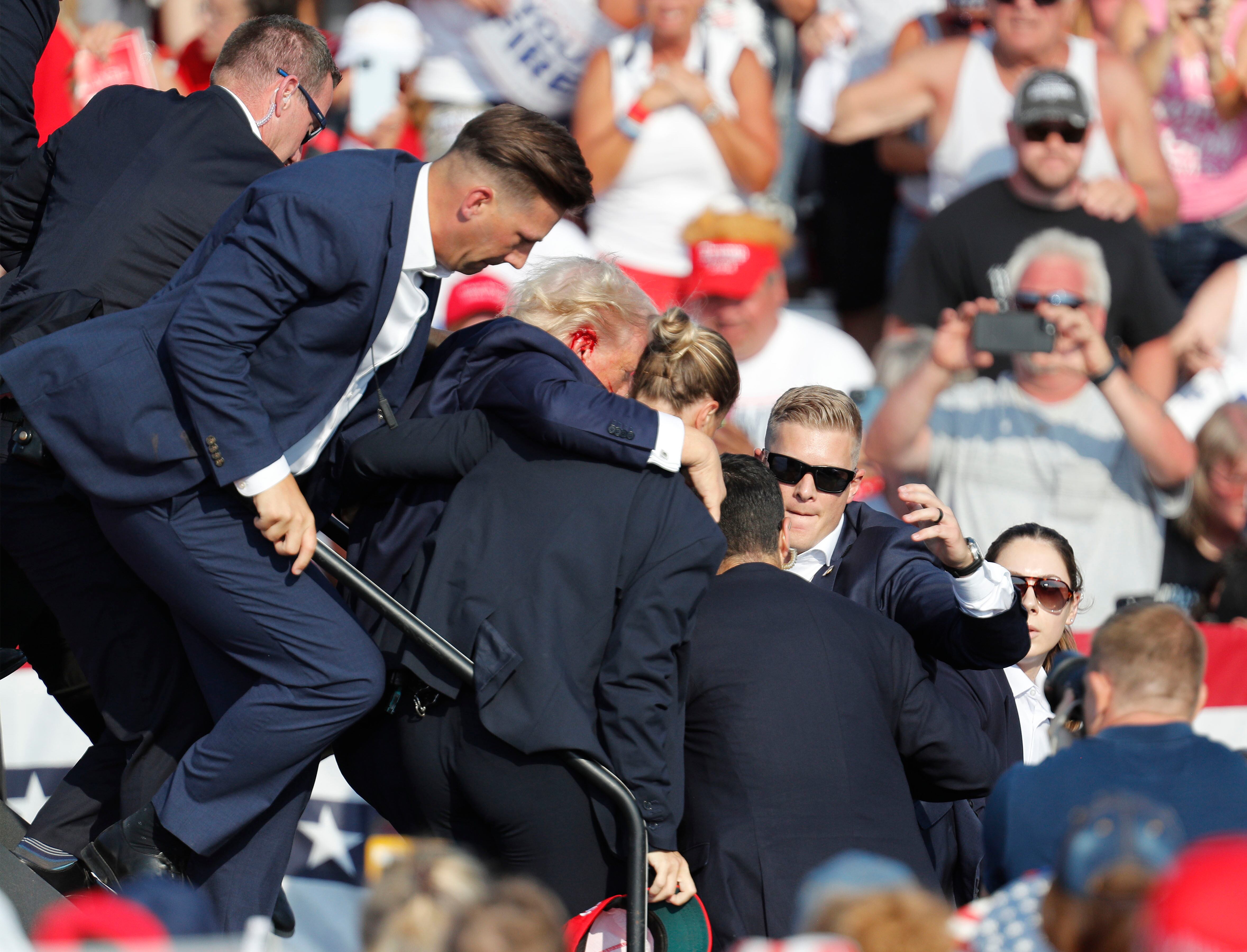 Butler (United States), 13/07/2024.- Donald Trump es evacuado en medio del mitin en Pensilvania. EFE/EPA/DAVID MAXWELL