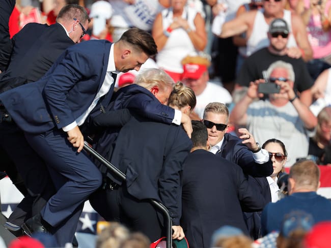 Butler (United States), 13/07/2024.- Donald Trump es evacuado en medio del mitin en Pensilvania. EFE/EPA/DAVID MAXWELL