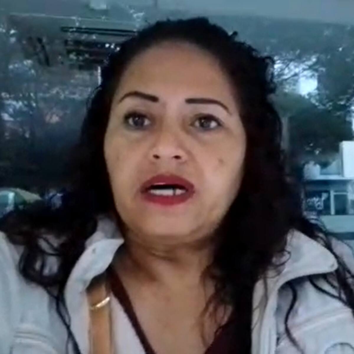 Mujer se encadenó para pedir la atención de su hija discapacitada