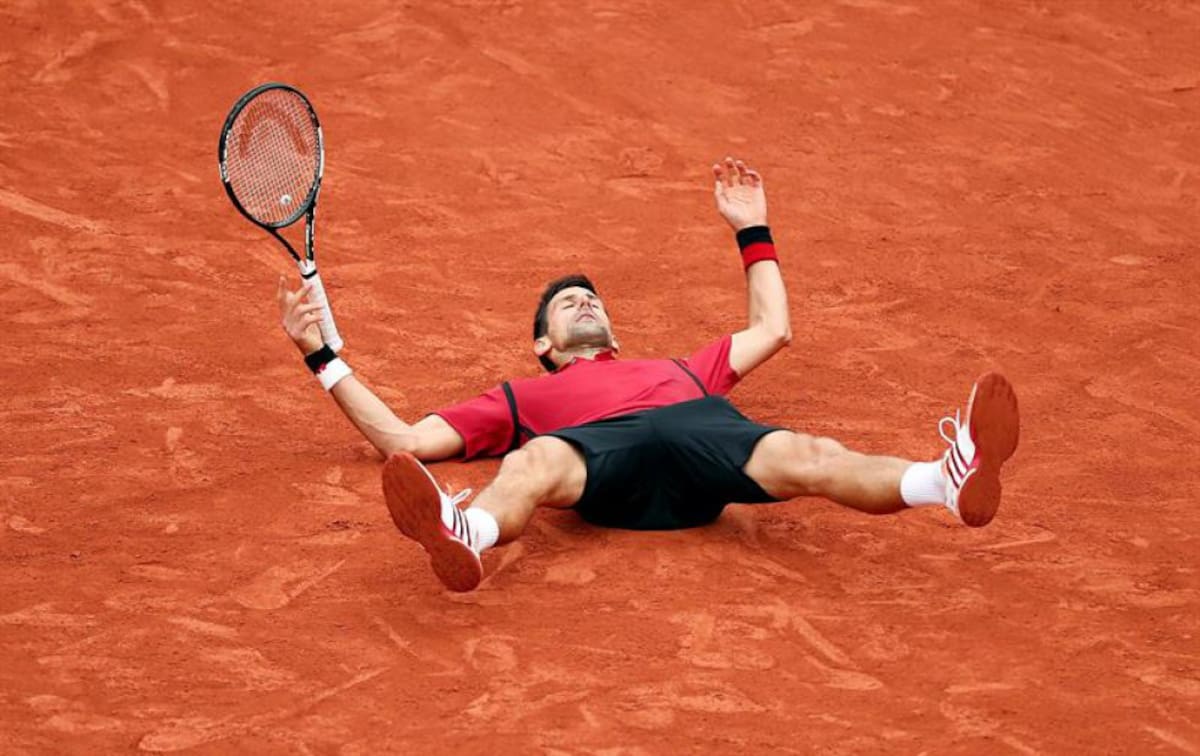 Novak Djokovic de Serbia reacciona como él juega contra Andy Murray de Gran Bretaña durante su fósforo solo final de la gente en el francés Abren el torneo de tenis en Roland Garros en París, Francia.