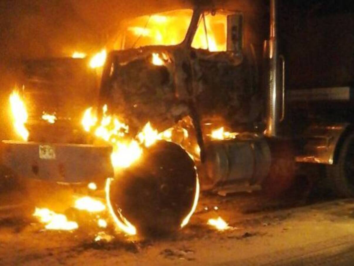 Quemado tractocamión en la vía Buga-Buenaventura