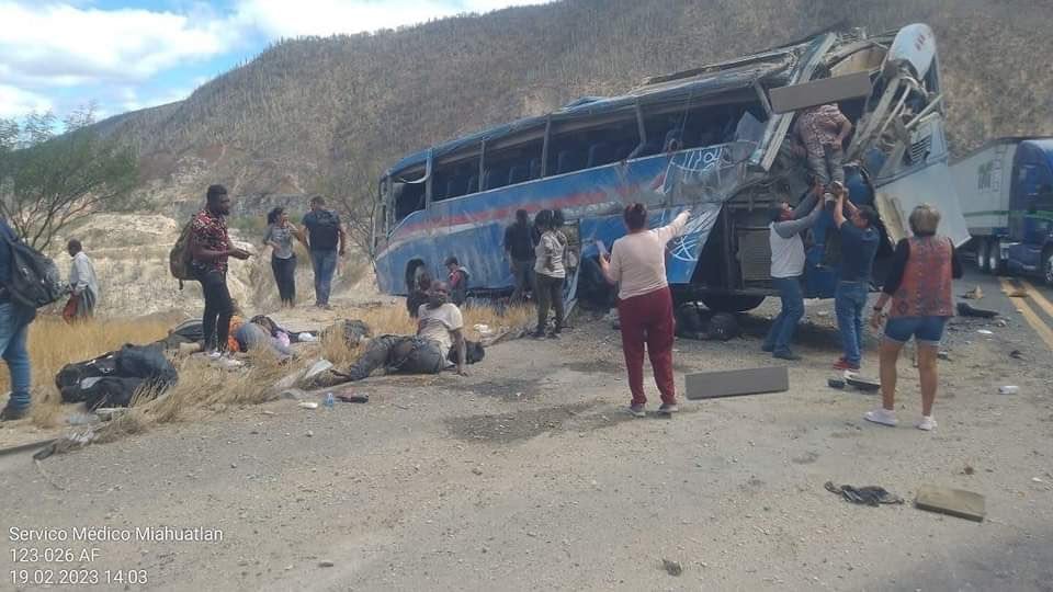 Momentos luego del accidente de tránsito en el sur de México. 
(Foto: Cortesía Servicio Médico de Miahuatlán)