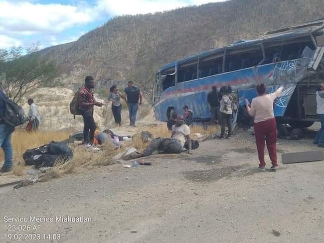 Momentos luego del accidente de tránsito en el sur de México. 
(Foto: Cortesía Servicio Médico de Miahuatlán)