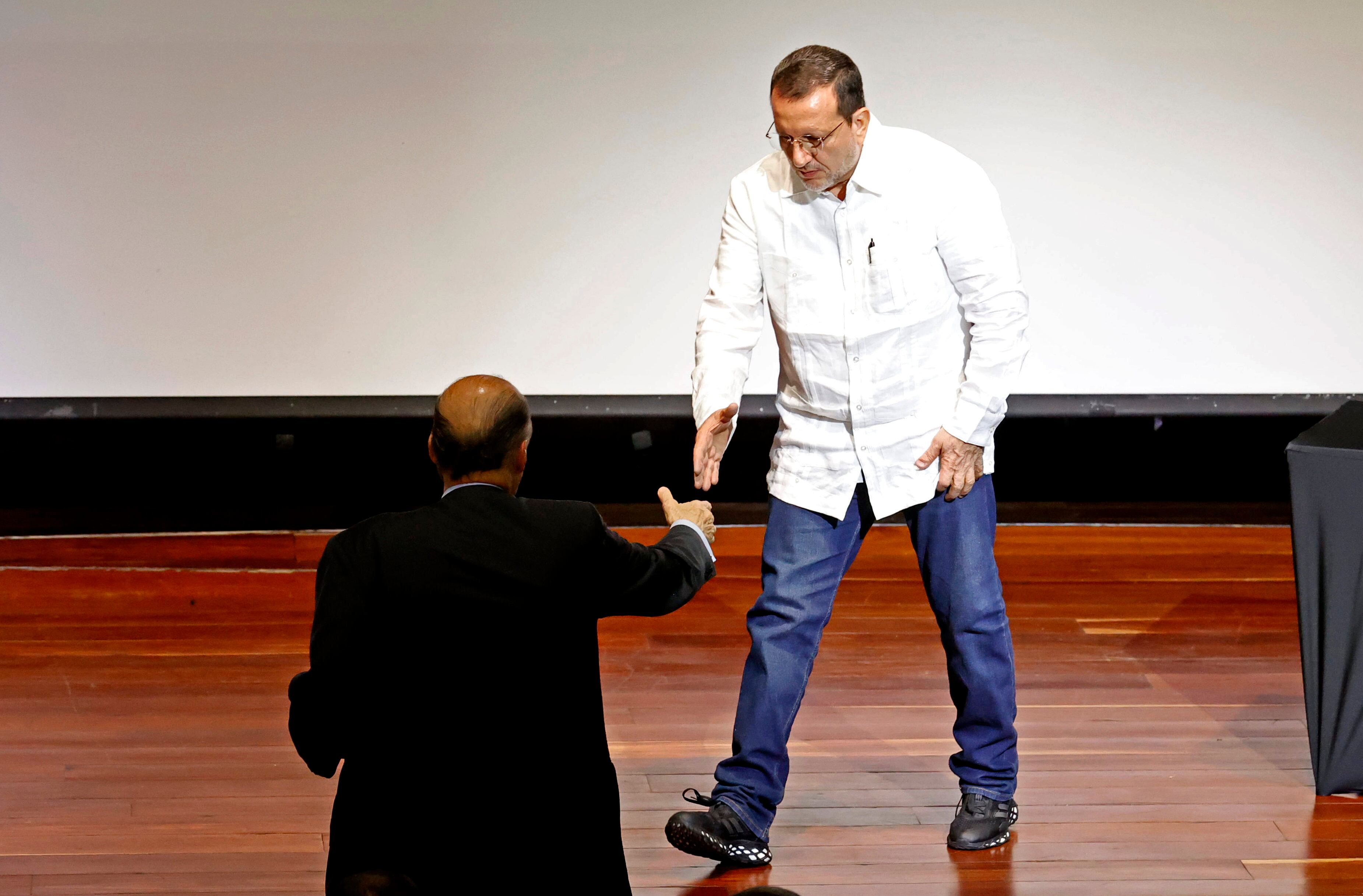 AME2023. BOGOTÁ (COLOMBIA), 17/08/2023.- El exjefe paramilitar Carlos Mario Jiménez, alias 'Macaco', saluda hoy al canciller colombiano Álvaro Leyva Durán (i), a su llegada al Encuentro por la verdad para la no repetición, en Bogotá (Colombia). El canciller colombiano Álvaro Leyva Durán, con experiencia en negociaciones de paz, preside este jueves el Encuentro por la verdad para la no repetición, un espacio para propiciar la reconciliación a través de aportes a la verdad con una declaración extrajudicial del exjefe paramilitar Carlos Mario Jiménez. Al evento asisten representantes de la comunidad internacional así como organizaciones de la sociedad civil. EFE/ Mauricio Dueñas Castañeda