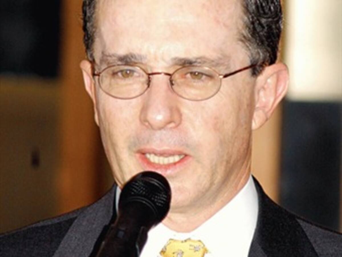 Uribe pide a candidatos al Congreso trabajar en la excarcelación de soldados