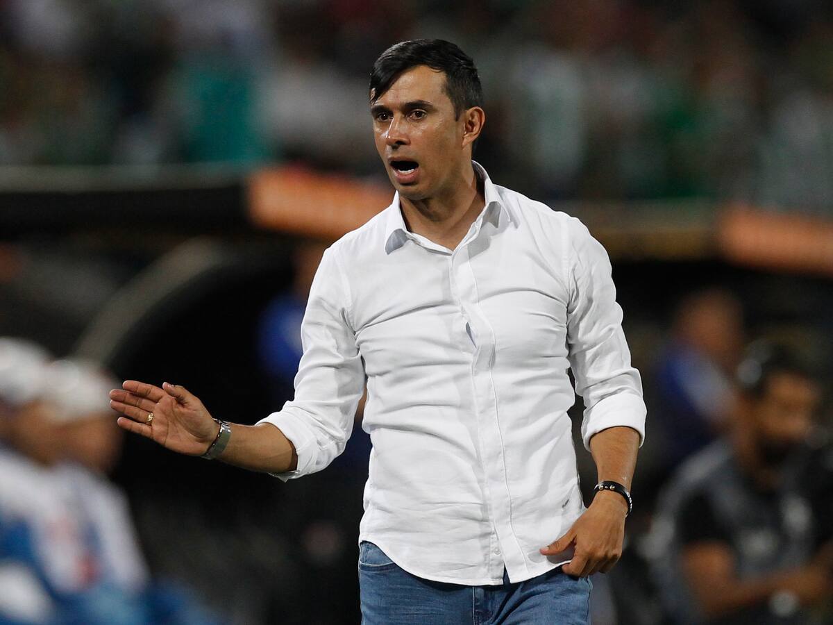 Hincha de Atlético Nacional insultó al entrenador Jhon Bodmer en rueda de prensa