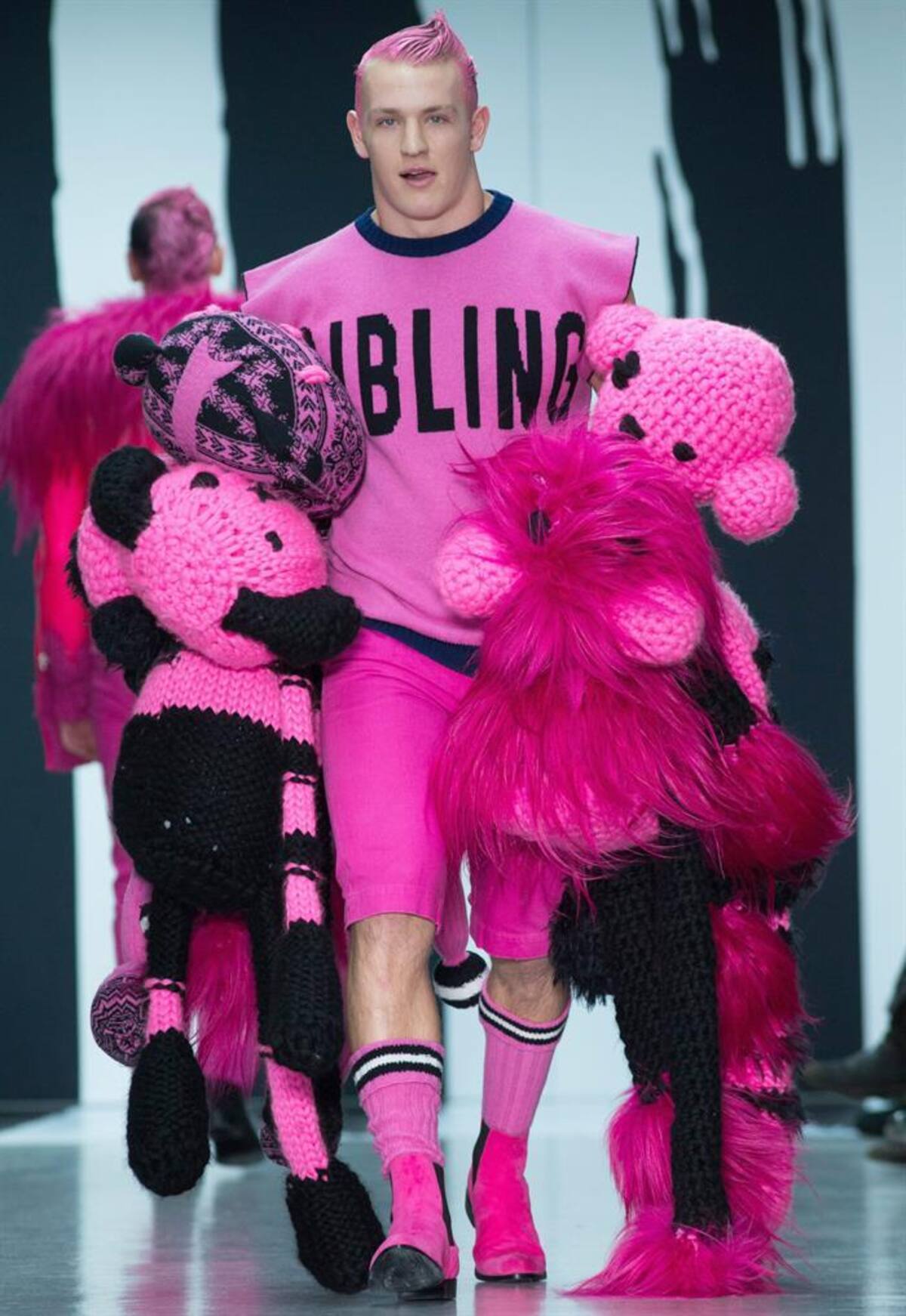 Una serie de modelos presentan la colección de otoño, invierno 2015 en la semana de la moda masculina en Londres, Inglaterra, que se realizará hasta el próximo 12 de enero.