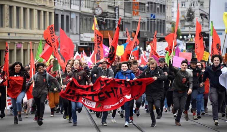 Una multitud participa en la manifestación convocada por el Día Internacional del Trabajo en Basilea, Suiza. 