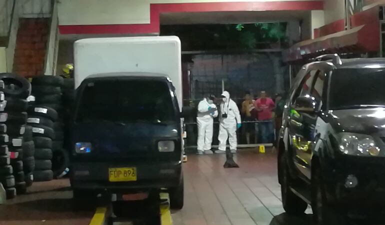 Personal del CTI haciendo recolección de pruebas y el levantamiento del cuerpo del vigilante