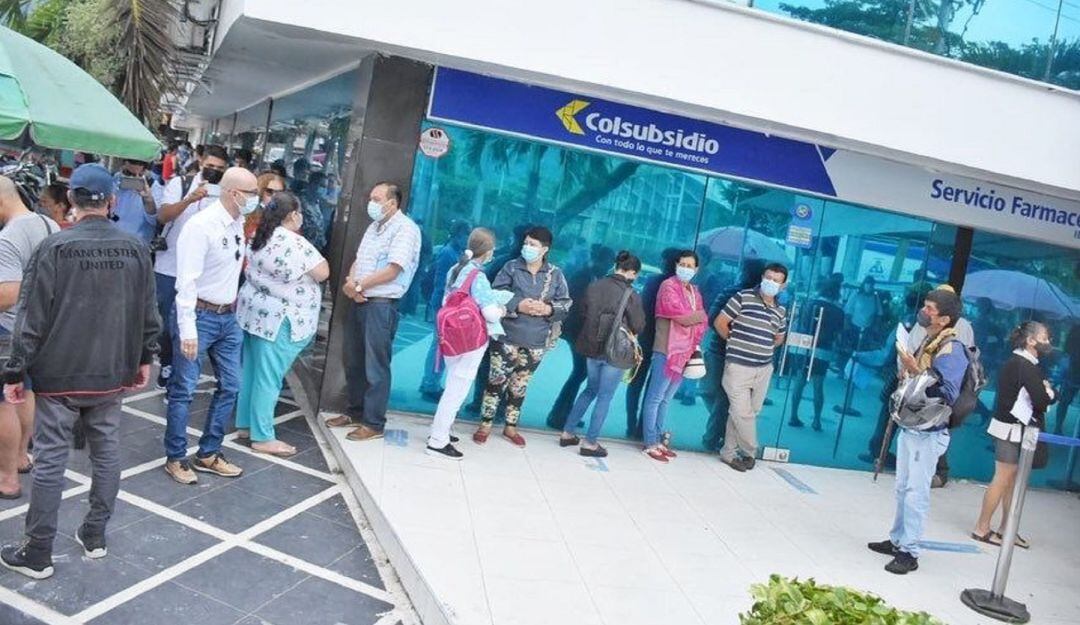 Largas filas en farmacias