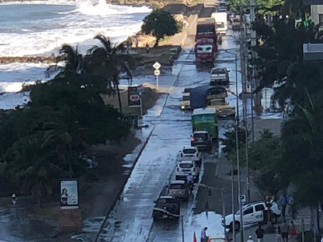 ¡Paciencia! Mar de leva genera trancones en sector turístico de Cartagena
