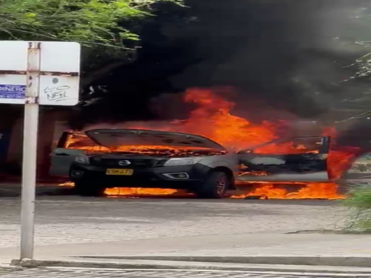 Camioneta resultó incinerada en el barrio Manga de Cartagena