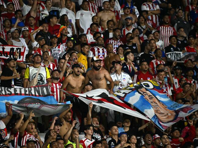 Hinchas del Junior en el estadio Metropolitano. (Photo by LUIS ACOSTA/AFP via Getty Images)
