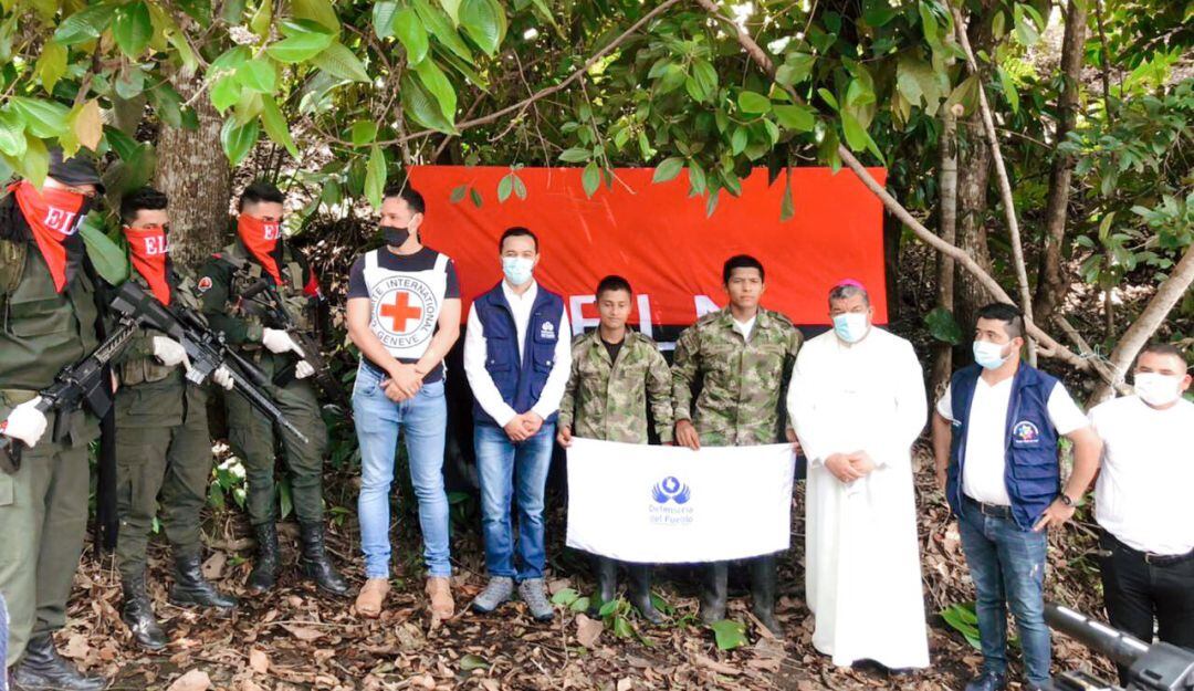 Soldados liberados dicen "sentir cariño" por sus captores.