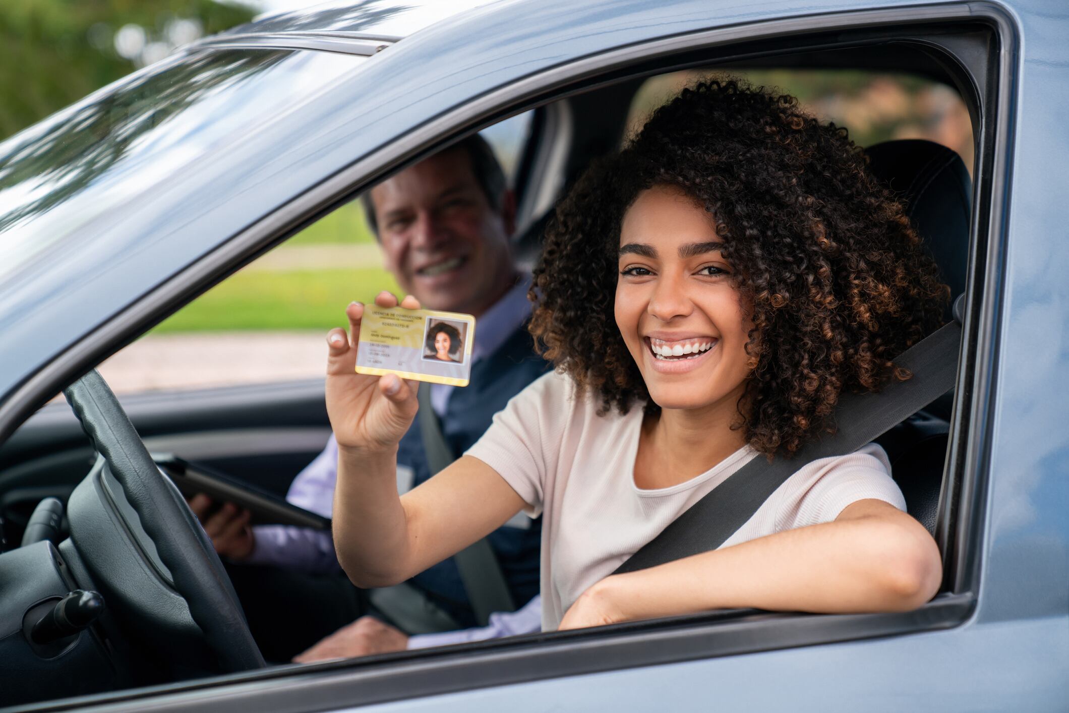 Mujer feliz después de conseguir su licencia de conducción (Getty Images)