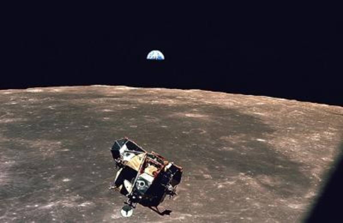 Tres astronautas protagonizaron la misión del primer alunizaje: Edwin E. Aldrin, Jr., Michael Collins y Neil A. Armstrong. En esta imagen, tomada el 11 de julio, revisaban juntos los planes de vuelo preparados por la NASA.