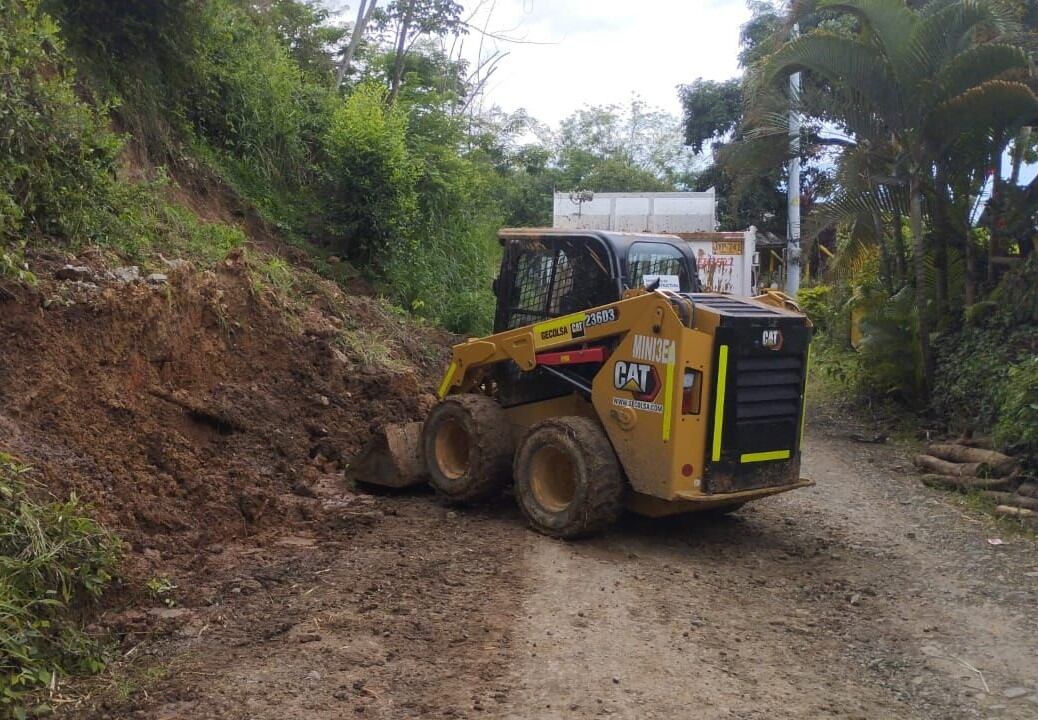 La maquinaria amarilla de la Gobernación de Caldas removiendo material vegetal en una vía del occidente del departamento. Foto: Secretaría de Infraestructura de Caldas.