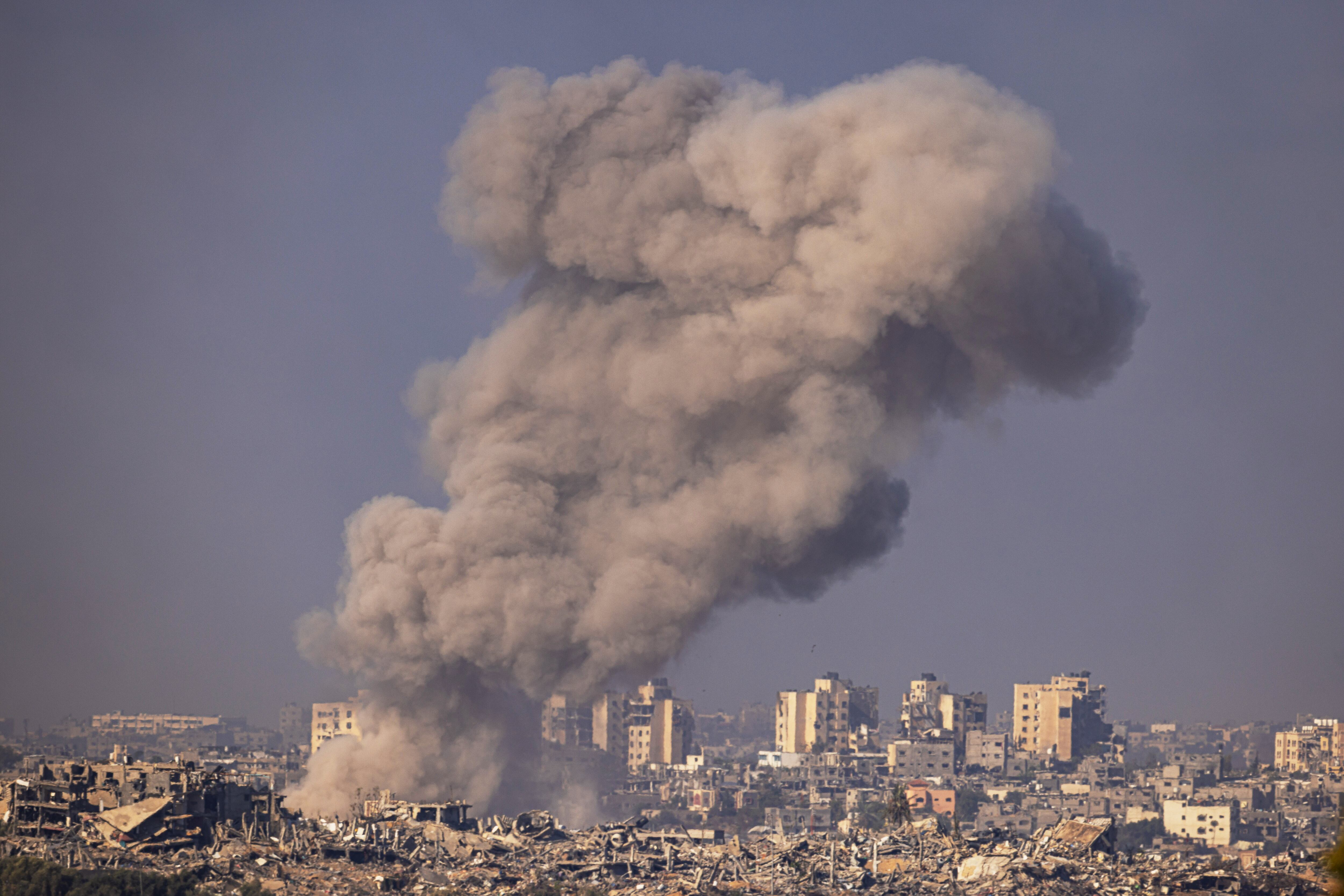 El humo se eleva después de una explosión tras un ataque israelí en la parte norte de la Franja de Gaza . EFE/EPA/CHRISTOPHE PETIT TESSON