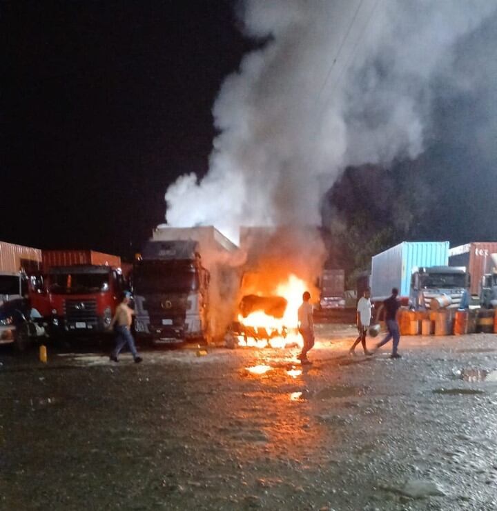 Un conductor herido y seis tractomulas incineradas en la vía a Buenaventura