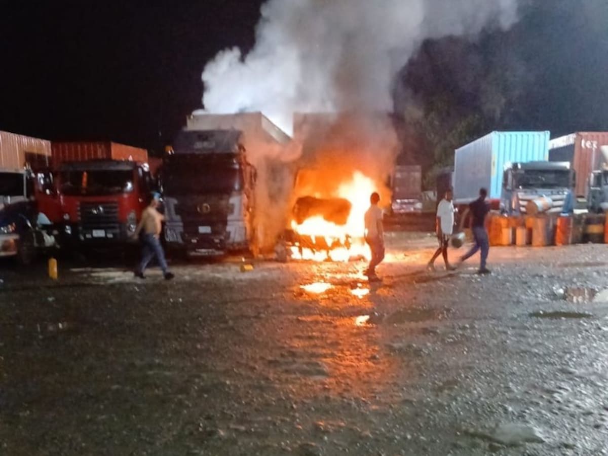 Un conductor herido y seis tractomulas incineradas en la vía a Buenaventura